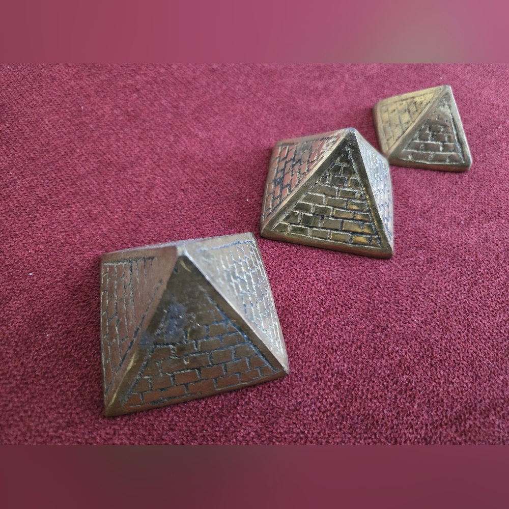 Ensemble pyramide en bronze, originaux d'Egypte, milieu XXème